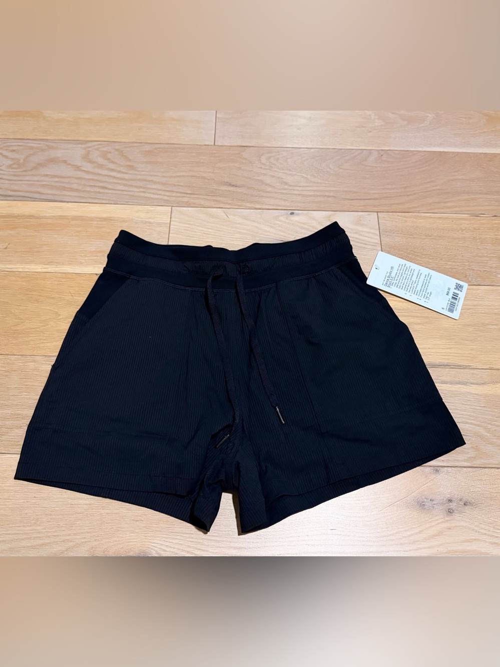 Lululemon dance studio short 6 NWT
